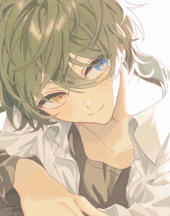 1boy, black_shirt, blue_eyes, closed_mouth, ensemble_stars!, facing_viewer, green_hair, grey_background, heterochromia, jacket, kagehira_mika, long_sleeves, looking_to_the_side, male_focus, mokyu1156, shirt, short_hair, simple_background, smile, solo, white_jacket, yellow_eyes