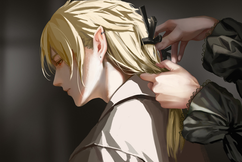 1boy, 1other, black_ribbon, blonde_hair, blurry, blurry_background, chinese_commentary, chrome:_glory_(nosferatu)_(punishing:_gray_raven), chrome_(punishing:_gray_raven), chuantangfeng_draft, collared_shirt, commandant_(punishing:_gray_raven), commentary, ear_piercing, green_sleeves, hair_ribbon, lace-trimmed_sleeves, lace_trim, long_hair, male_focus, official_alternate_costume, piercing, pointy_ears, profile, punishing:_gray_raven, red_eyes, ribbon, shirt, solo_focus, tying_another's_hair, white_shirt