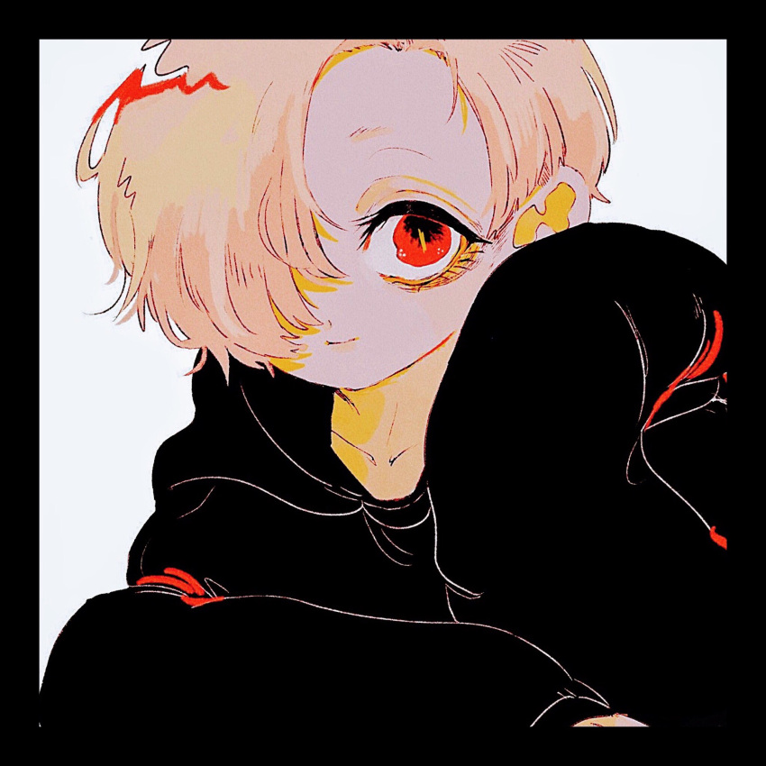 1girl, bags_under_eyes, black_border, black_hoodie, blonde_hair, border, collarbone, commentary_request, hair_over_one_eye, hand_up, highres, hood, hood_down, hoodie, idolmaster, idolmaster_cinderella_girls, light_smile, long_bangs, looking_at_viewer, nayo_(kr_000515), one_eye_covered, red_eyes, sanpaku, shirasaka_koume, short_eyebrows, short_hair, simple_background, sleeves_past_fingers, sleeves_past_wrists, slit_pupils, solo, upper_body, white_background, yellow_pupils