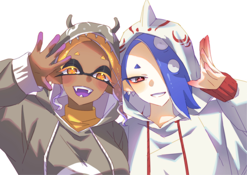 2girls, absurdres, big_man_(splatoon), big_man_(splatoon)_(cosplay), blonde_hair, blue_hair, cephalopod_eyes, commentary_request, cosplay, dark-skinned_female, dark_skin, fangs, frye_(splatoon), gradient_hair, grey_hood, hair_over_one_eye, hd_rock, highres, korean_commentary, medium_hair, multicolored_hair, multiple_girls, onesie, open_mouth, purple_hair, red_eyes, shiver_(splatoon), short_hair, simple_background, smile, splatoon_(series), splatoon_3, star-shaped_pupils, star_(symbol), symbol-shaped_pupils, teeth, tentacle_hair, two-tone_hair, waving, white_background, white_hood, yellow_eyes