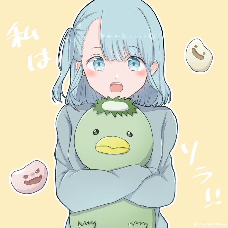 1girl, blue_eyes, blue_hair, blue_jacket, blush, hug, hug_from_behind, jacket, kappa_(mona_lisa_no_zaregoto), long_sleeves, looking_at_viewer, mochi_(mona_lisa_no_zaregoto), mona_lisa_no_zaregoto, one_side_up, open_mouth, short_hair, simple_background, solo, sora_(mona_lisa_no_zaregoto), teeth, upper_teeth_only, yellow_background, yuzumiso