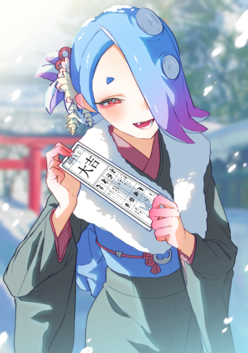 1girl, absurdres, alternate_costume, blue_hair, blurry, blurry_background, commentary_request, eyelashes, fang, gradient_hair, hair_over_one_eye, hd_rock, highres, japanese_clothes, korean_commentary, looking_at_viewer, medium_hair, multicolored_hair, open_mouth, paper, purple_hair, red_eyes, shiver_(splatoon), smile, snowing, solo, splatoon_(series), splatoon_3, teeth, tentacle_hair, torii, translation_request, two-tone_hair