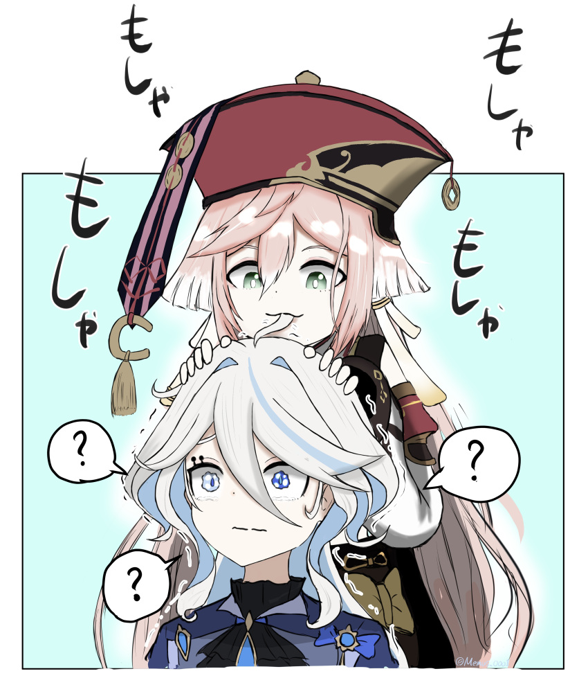 2girls, :3, ?, absurdres, aqua_eyes, blue_hair, blue_jacket, colored_inner_hair, commentary_request, furina_(genshin_impact), genshin_impact, hair_intakes, highres, jacket, long_hair, long_sleeves, me_mu_(memus_0001), multicolored_hair, multiple_girls, no_headwear, pink_hair, red_headwear, smile, spoken_question_mark, translation_request, upper_body, very_long_hair, white_hair, yanfei_(genshin_impact)