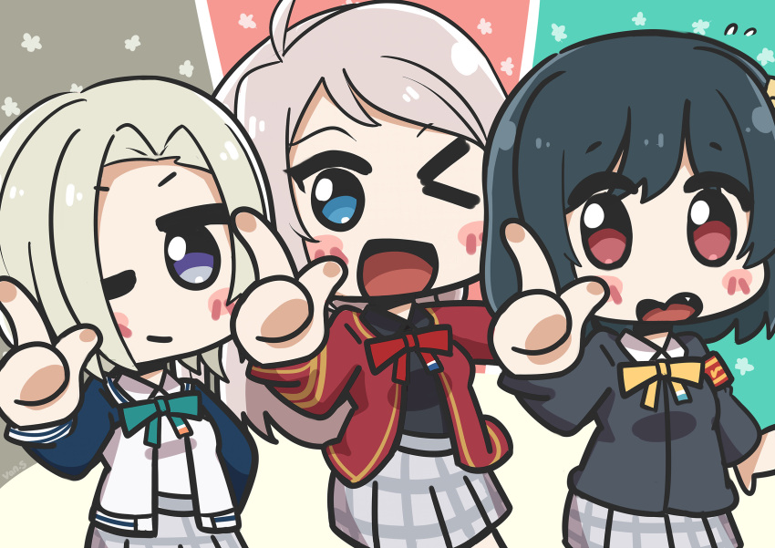 >_o, 3girls, ahoge, armband, black_hair, black_shirt, blonde_hair, blue_jacket
