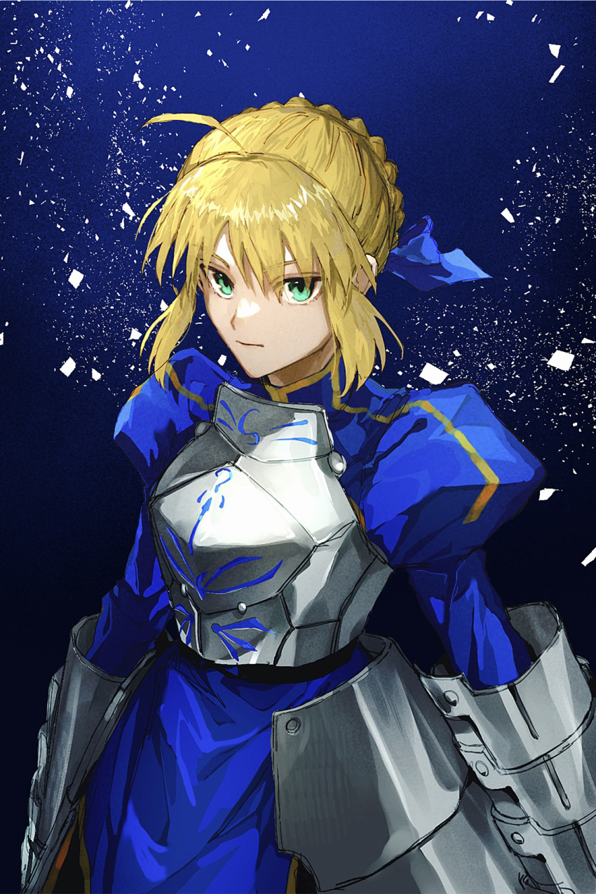 1girl, ahoge, armor, armored_dress, artoria_pendragon_(fate), blonde_hair, blue_background, blue_bow, blue_dress, bow, braid, breastplate, closed_mouth, dress, fate/stay_night, fate_(series), faulds, green_eyes, hair_bow, highres, juliet_sleeves, long_sleeves, looking_at_viewer, puffy_sleeves, rerebrace, saber_(fate), serious, short_hair, sidelocks, simple_background, solo, umeboitarou, upper_body, vambraces