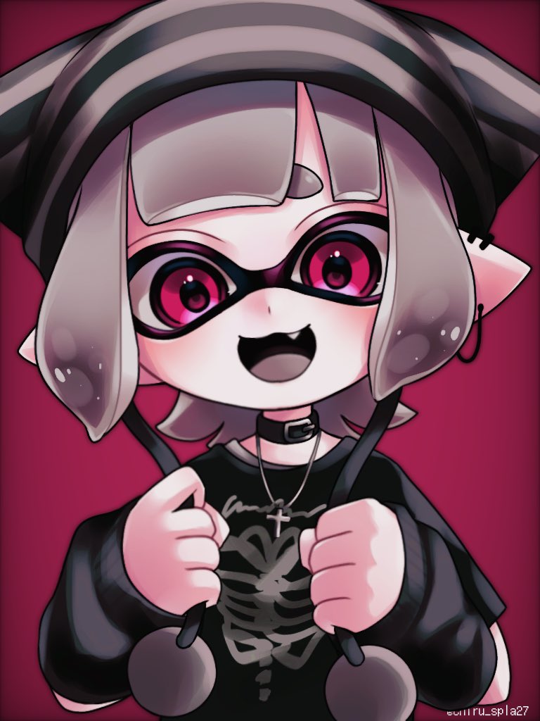 1girl, artist_name, black_collar, black_headwear, black_shirt, chiru_spla27, collar, commentary, cross, cross_necklace, earrings, fang, grey_hair, inkling, inkling_girl, jewelry, looking_at_viewer, necklace, open_mouth, pointy_ears, print_shirt, red_background, red_eyes, shirt, short_hair, simple_background, sleeves_past_wrists, smile, solo, splatoon_(series), symbol-only_commentary, tentacle_hair, thick_eyebrows, twitter_username, upper_body
