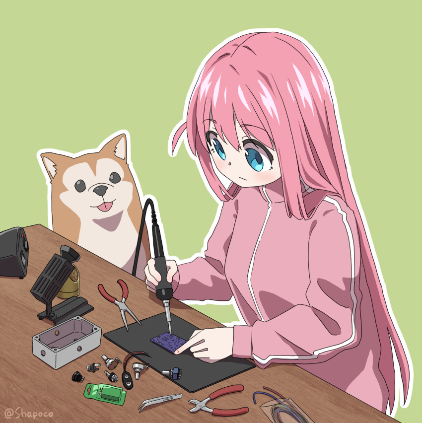 1girl, artist_name, battery, blue_eyes, bocchi_the_rock!, circuit_board, closed_mouth, dog, effects_pedal, gotoh_hitori, green_background, highres, holding, jacket, long_hair, long_sleeves, outline, pink_hair, pink_jacket, pliers, shapoco, simple_background, single_vertical_stripe, soldering, soldering_iron, solo, straight_hair, table, track_jacket, tweezers, twitter_username, white_outline, wire