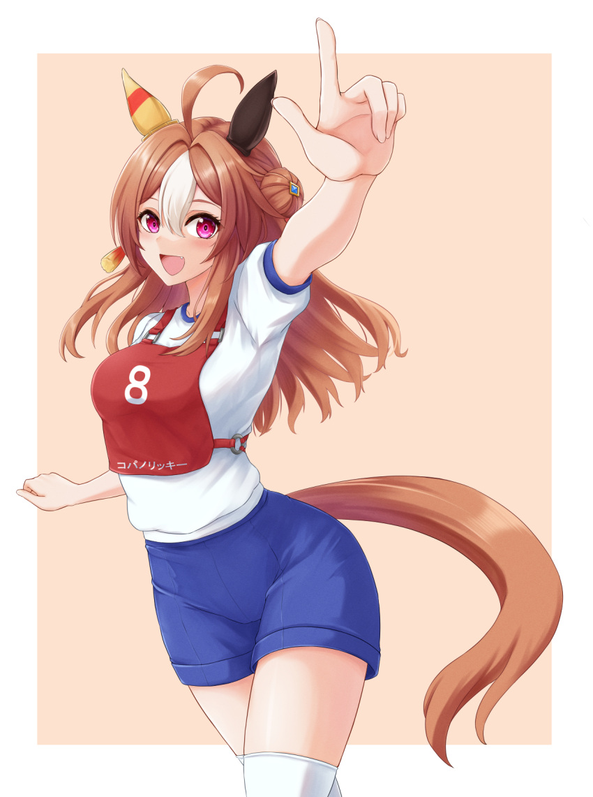 1girl, ahoge, animal_ears, blue_shorts, brown_background, brown_hair, character_name, commentary, copano_rickey_(umamusume), cowboy_shot, ear_covers, gym_shirt, gym_shorts, gym_uniform, hair_bun, highres, horse_ears, horse_girl, horse_tail, index_finger_raised, kemuri_(etep3372), long_hair, looking_at_viewer, multicolored_hair, open_mouth, race_bib, shirt, short_sleeves, shorts, smile, solo, standing, t-shirt, tail, thigh-highs, translated, two-tone_hair, umamusume, violet_eyes, white_hair, white_shirt, white_thighhighs