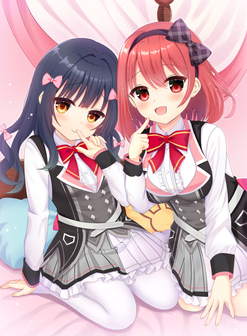 2girls, :d, arm_at_side, arm_support, black_bow, black_hairband, blush, bow
