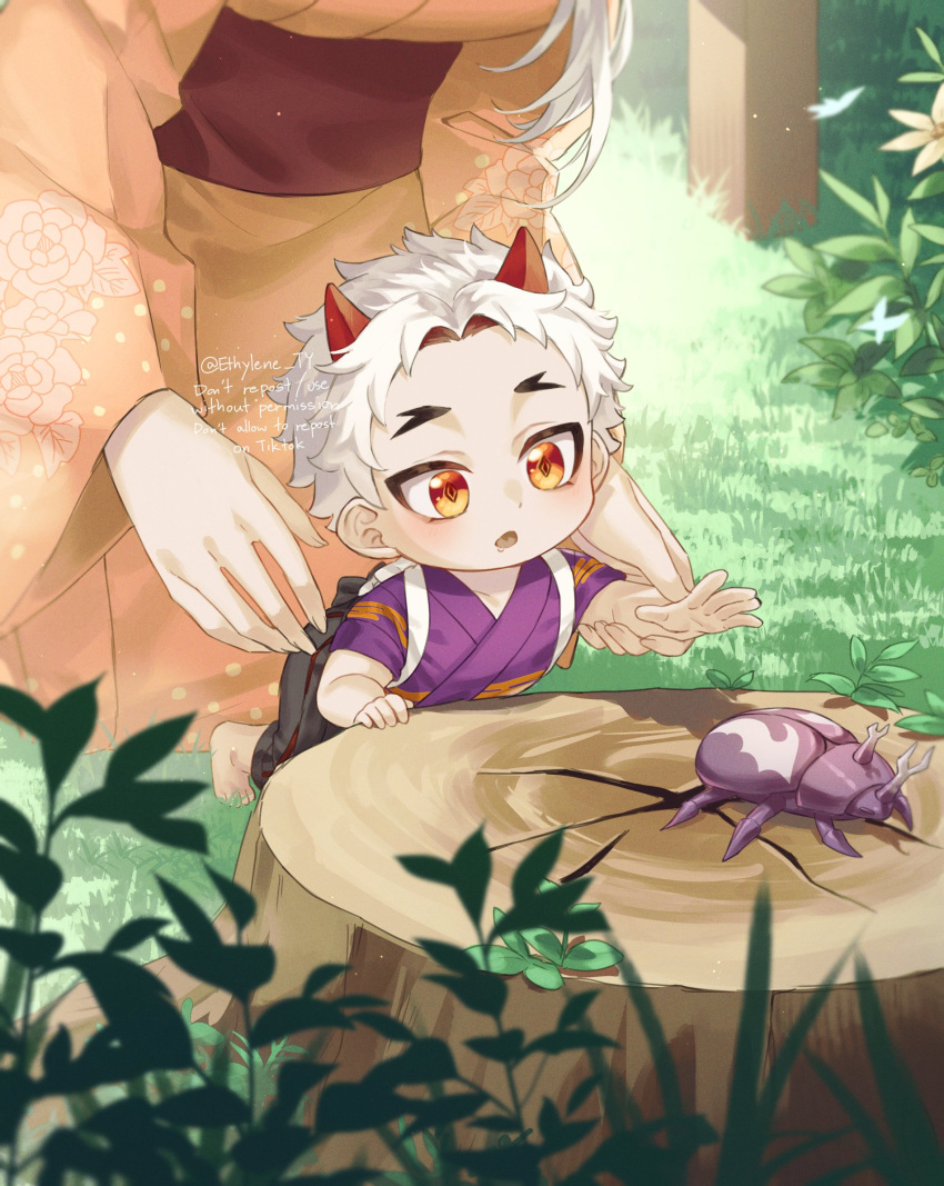 1boy, 1girl, :o, aged_down, arataki_itto, artist_name, baby, beetle, black_pants, blurry, blurry_background, blurry_foreground, blush, bug, butterfly, colored_inner_hair, commentary, day, depth_of_field, drooling, egasumi, english_commentary, ethylene_ty, floral_print, genshin_impact, grass, highres, horns, japanese_clothes, kimono, kneeling, light_particles, long_hair, long_sleeves, multicolored_hair, obi, onikabuto_(genshin_impact), open_mouth, orange_eyes, orange_kimono, outdoors, pants, plant, print_kimono, purple_kimono, red_eyes, red_horns, red_sash, redhead, sash, short_hair, short_sleeves, tasuki, thick_eyebrows, tree_stump, twitter_username, two-tone_hair, white_hair, wide_sleeves