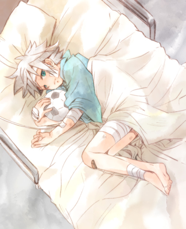 bandages, barefoot, bed, feet, green_eyes, heat_(inazuma_eleven), inazuma_eleven, lying, soccer_ball, solo, telstar, yupopo_(hidame)
