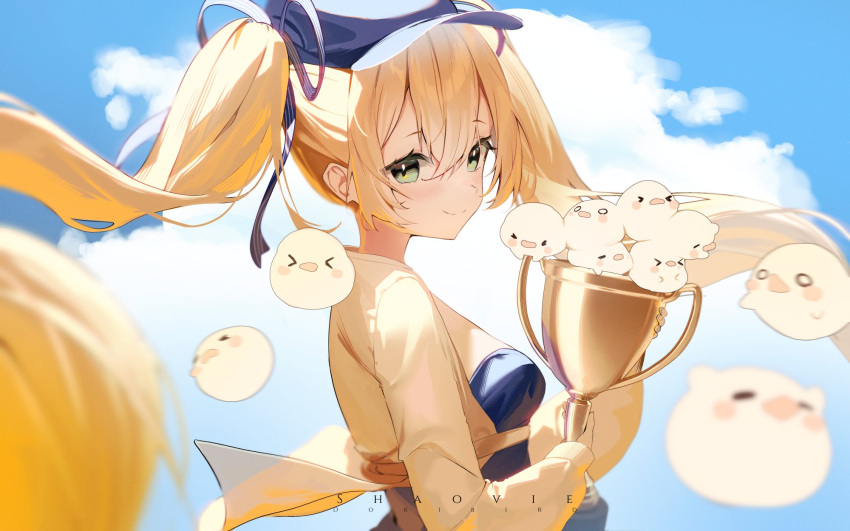 >_<, 1girl, artist_name, blonde_hair, blue_dress, blue_headwear, blue_sky, blurry