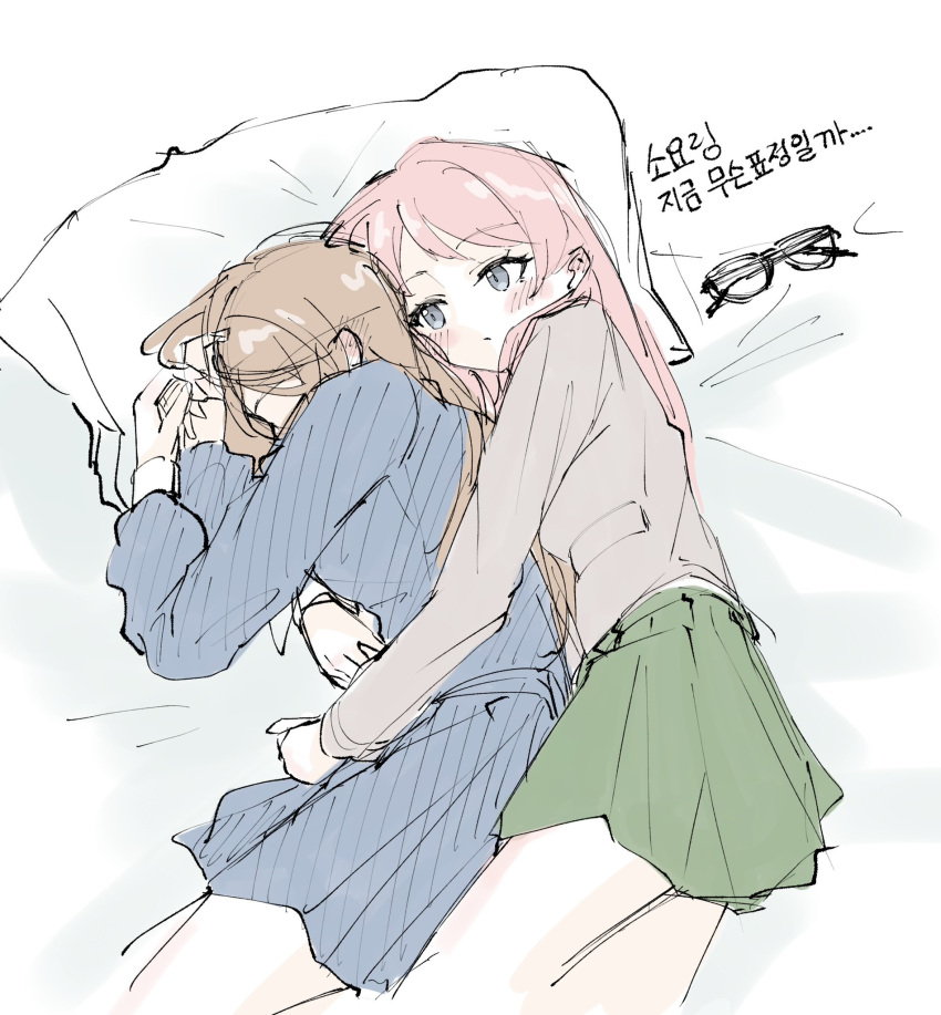 2girls, bang_dream!, bang_dream!_it's_mygo!!!!!, blazer, blue_serafuku, blue_shirt, blue_skirt, blush, brown_hair, chihaya_anon, closed_mouth, commentary_request, ear_blush, glasses, green_skirt, grey_eyes, grey_jacket, haneoka_school_uniform, highres, hug, hug_from_behind, jacket, korean_commentary, korean_text, kuuhaku_900, long_hair, long_sleeves, lying, mixed-language_commentary, multiple_girls, nagasaki_soyo, on_side, pillow, pink_hair, pleated_skirt, school_uniform, serafuku, shirt, sidelocks, skirt, translation_request, tsukinomori_school_uniform, unworn_eyewear, yuri