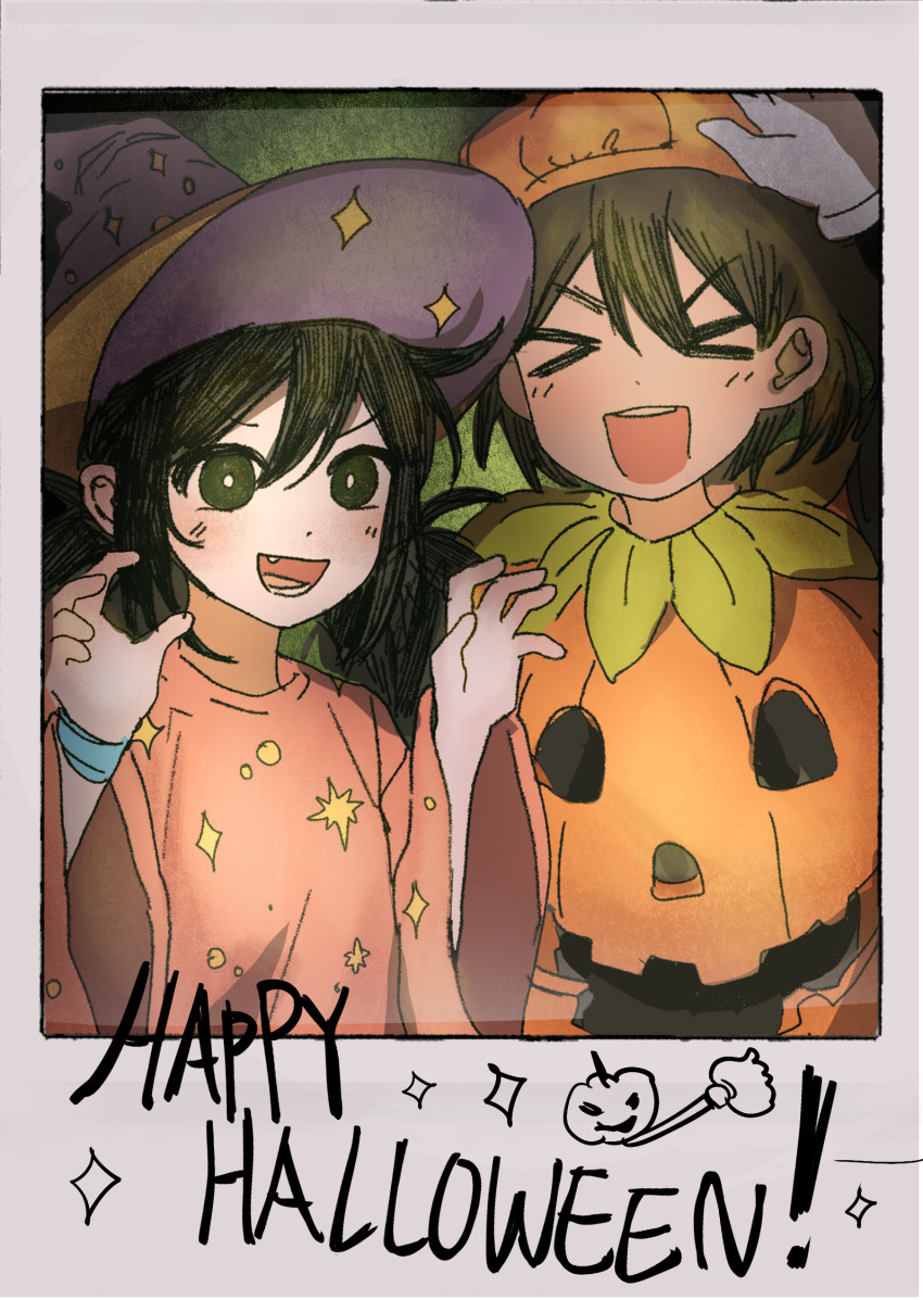 >_<, 1boy, 1girl, aged_down, aqua_bracelet, arm_up, aubrey_(faraway)_(omori), aubrey_(omori)