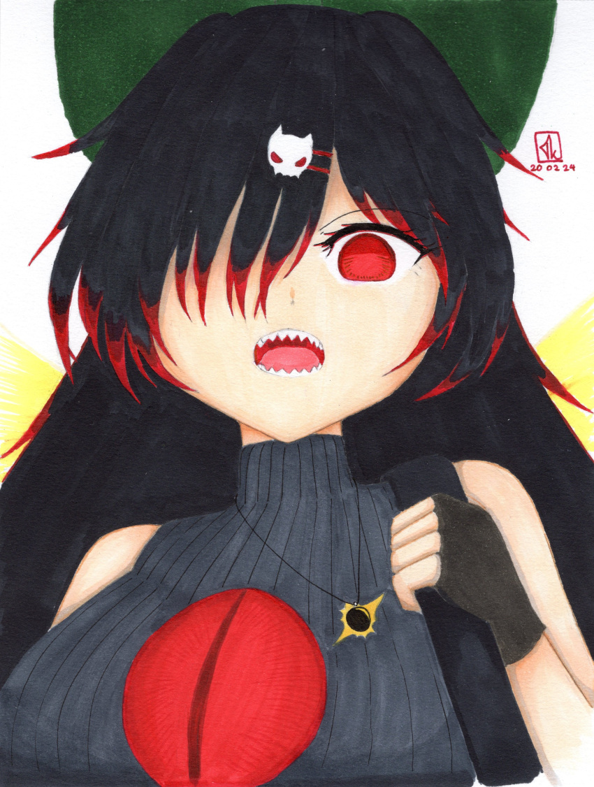 1girl, absurdres, alternate_costume, black_gloves, black_hair, black_suit, black_sweater, bow, colored_tips, commentary, dated, english_commentary, fingerless_gloves, gloves, green_bow, hair_bow, hair_over_one_eye, highres, long_hair, looking_at_viewer, multicolored_hair, open_mouth, red_eyes, reiuji_utsuho, sharp_teeth, signature, solo, streaked_hair, suit, sweater, teeth, thatkirisame, third_eye, touhou, upper_body, white_background