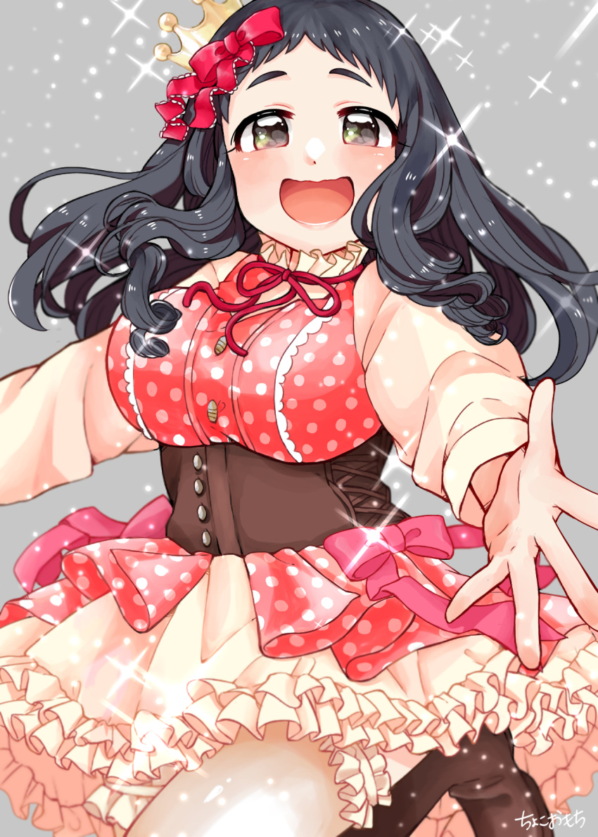 1girl, artist_name, black_hair, blush, boots, bow, breasts, brown_corset, brown_eyes, brown_footwear, choko_omochi, corset, crown, dot_nose, grey_background, hair_bow, hair_ribbon, highres, idolmaster, idolmaster_cinderella_girls, idolmaster_cinderella_girls_starlight_stage, large_breasts, leg_up, long_hair, long_sleeves, looking_at_viewer, mini_crown, neck_ribbon, ohnuma_kurumi, open_hand, open_mouth, reaching, reaching_towards_viewer, red_ribbon, ribbon, simple_background, smile, solo, sparkle, standing, standing_on_one_leg, thigh-highs, two-tone_dress, wavy_mouth, white_thighhighs