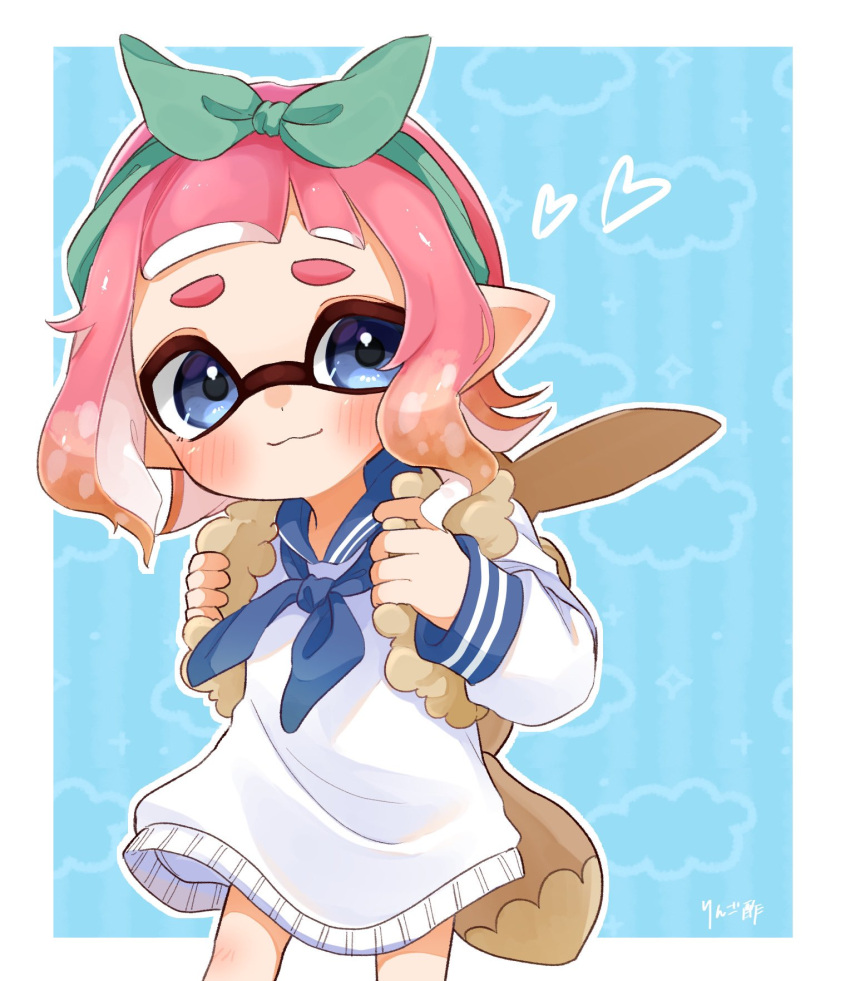1girl, blue_background, blue_eyes, border, bow, bow_hairband, character_backpack, commentary_request, eevee, furrowed_brow, gradient_hair, green_bow, green_hairband, hair_bow, hairband, heart, highres, inkling, inkling_girl, inkling_player_character, medium_hair, multicolored_hair, orange_hair, outside_border, pink_hair, pointy_ears, pokemon, sailor_collar, sailor_shirt, shirt, solo, splatoon_(series), splatoon_3, standing, tentacle_hair, thick_eyebrows, two-tone_hair, vq32s, white_border