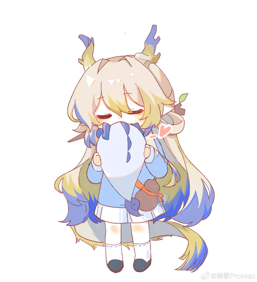 1girl, absurdres, aged_down, ankle_socks, arknights, blonde_hair, blue_hair, blue_horns, blue_shirt, blue_tail, brown_hair, brown_horns, child, closed_eyes, dragon_bubble_(arknights), dragon_girl, dragon_horns, dragon_tail, full_body, grey_tail, hair_between_eyes, heart, highres, holding, horns, kindergarten_uniform, kiss, ling_(arknights), long_hair, long_sleeves, miniskirt, multicolored_hair, ribbon-trimmed_socks, ribbon_trim, school_uniform, shang_ge_promax, shirt, shu_(arknights), simple_background, skirt, socks, solo, standing, tail, watermark, weibo_logo, white_background, white_skirt, white_socks, yellow_tail