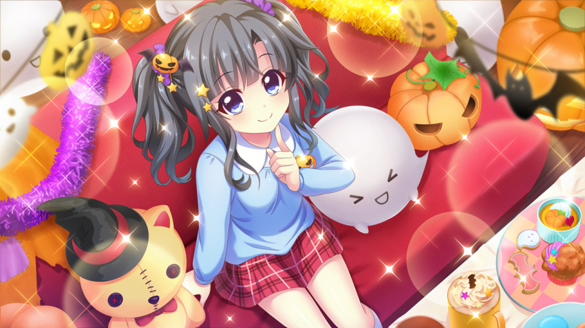 >_<, 1girl, black_hair, black_hat, blue_eyes, blue_shirt, breasts, button_eyes