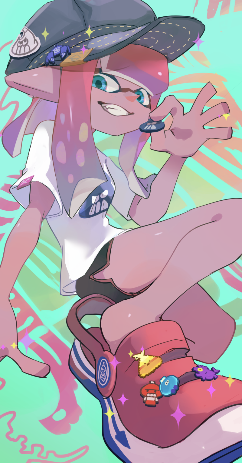1girl, black_shorts, blue_eyes, blue_hat, cabbie_hat, chum_(splatoon), crab_tank_(splatoon), crocs, dark-skinned_female, dark_skin, fang, fred_crumbs, grin, hand_up, hat, highres, inkling, inkling_girl, inkling_player_character, jelonzo_(splatoon), koike3582, long_hair, pink_hair, pointy_ears, shirt, short_sleeves, shorts, side_slit, side_slit_shorts, smile, solo, splatoon_(series), t-shirt, teeth, tentacle_hair, white_shirt
