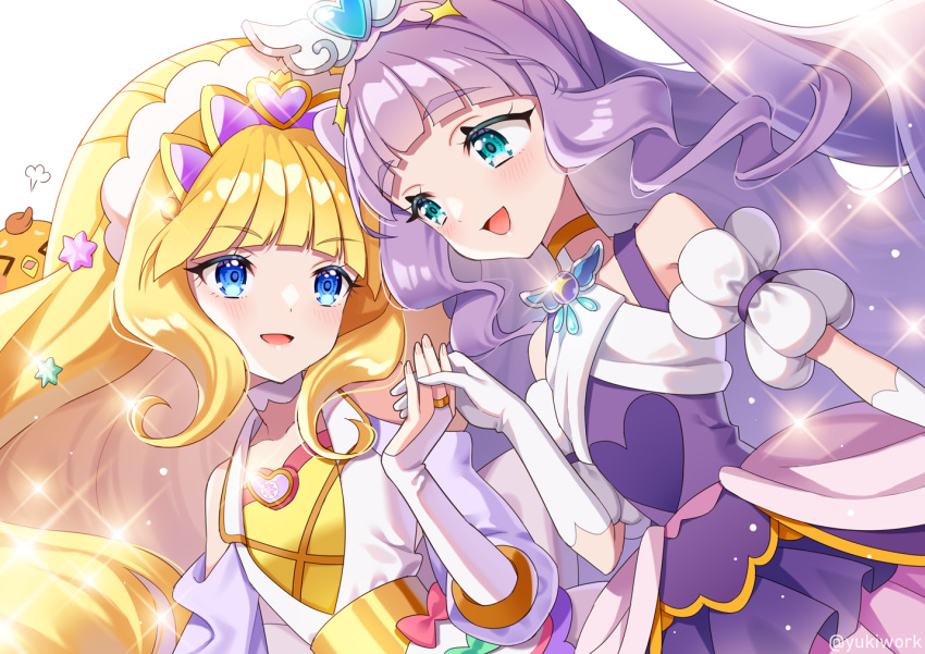 >_<, 2girls, aqua_sailor_collar, blonde_hair, blue_eyes, blunt_bangs, bridal_gauntlets, brooch