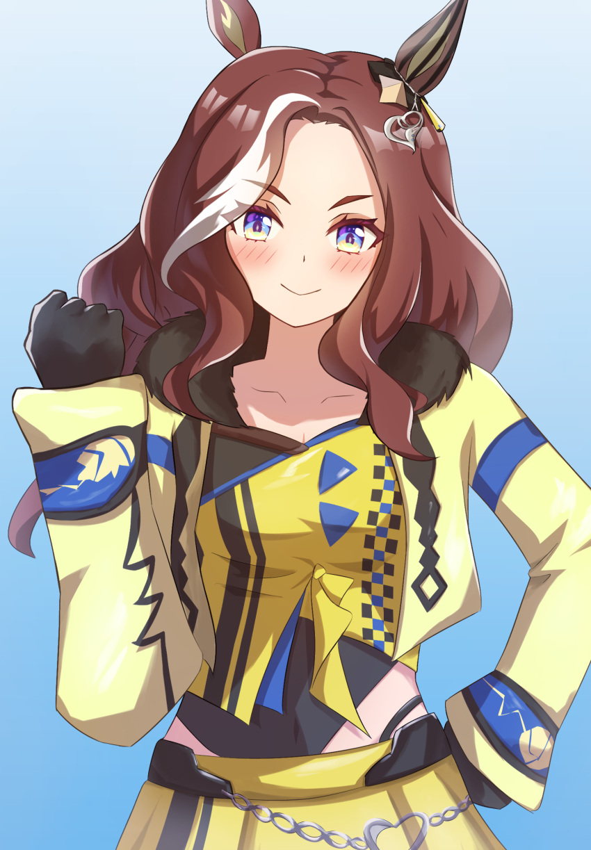 1girl, animal_ears, black_gloves, blue_background, blue_eyes, blush, brown_hair, clenched_hand, crop_top, daring_heart_(umamusume), ear_covers, gloves, highres, horse_ears, horse_girl, jacket, long_hair, looking_at_viewer, multicolored_hair, pilinthia, simple_background, single_ear_cover, skirt, smile, solo, streaked_hair, umamusume, upper_body, white_hair, yellow_jacket, yellow_skirt