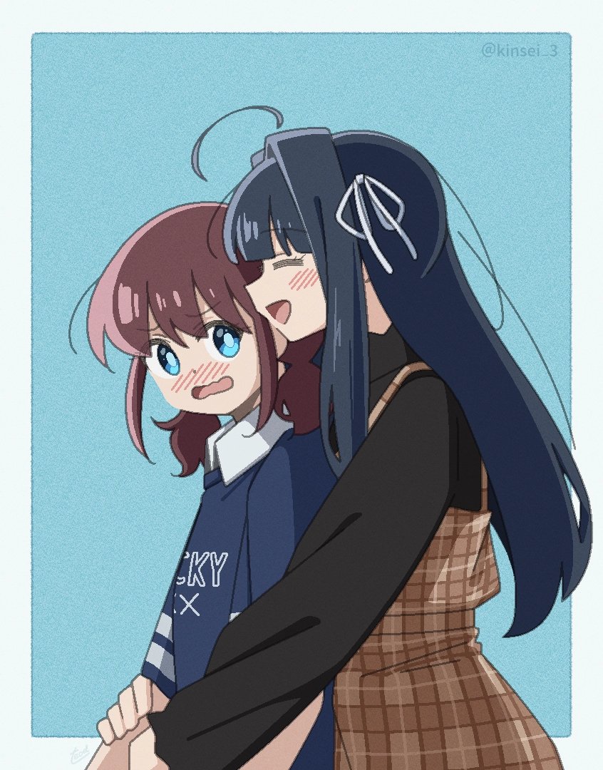 2girls, ^_^, ahoge, awa_subaru, black_hair, black_shirt, blue_background, blue_eyes