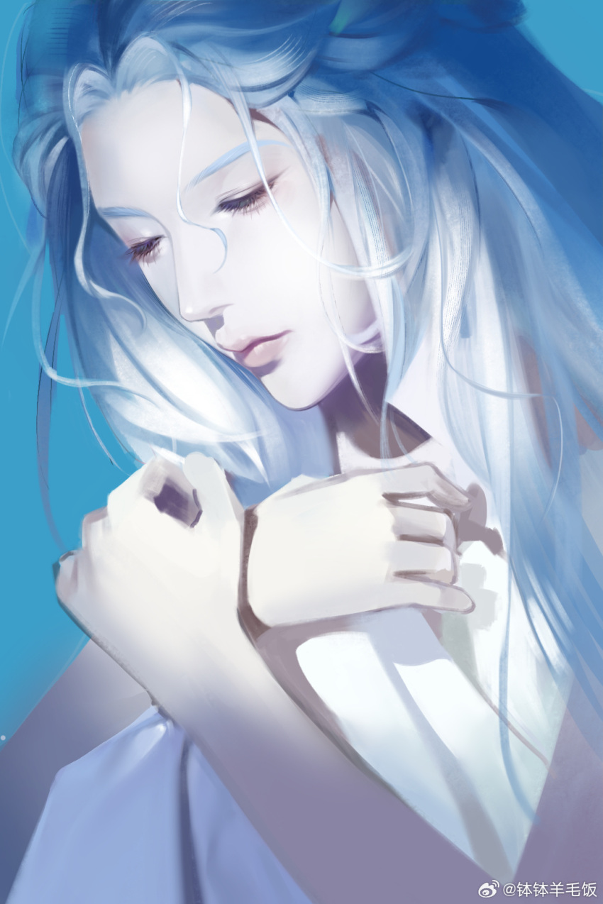 1girl, blue_background, bo_bo_yangmao_fan, chinese_commentary, commentary_request, crossed_arms, dress, expressionless