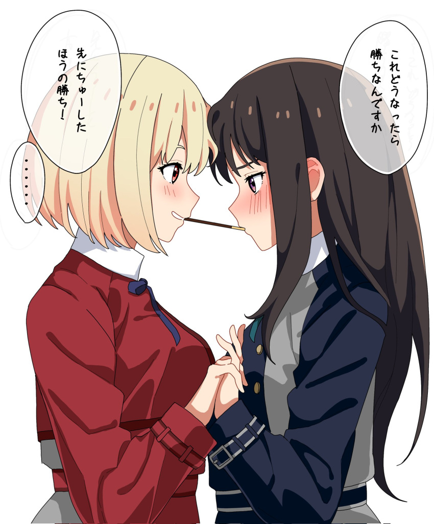 2girls, black_hair, blonde_hair, blush, bob_cut, food, grin, highres, hikentai0112, inoue_takina, interlocked_fingers, long_hair, lycoris_recoil, multiple_girls, nishikigi_chisato, pocky, pocky_kiss, red_eyes, school_uniform, short_hair, simple_background, smile, translation_request, violet_eyes, white_background, yuri