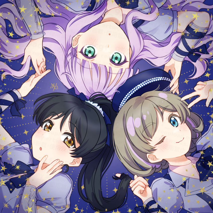 3girls, ;3, absurdres, beret, black_hair, blue_bow, blue_bowtie, blue_eyes, blue_hat, blunt_bangs, bow, bowtie, brown_eyes, commentary_request, dress, green_eyes, grey_hair, hat, hazuki_ren, highres, holding_hands, jump_into_the_new_world, kaleidoscore_(love_live!), kyaku_tasu, long_hair, long_sleeves, looking_at_viewer, love_live!, love_live!_superstar!!, multiple_girls, one_eye_closed, playing_with_another's_hair, ponytail, purple_dress, purple_hair, short_hair, short_sleeves, tang_keke, upper_body, w, wavy_hair, wien_margarete