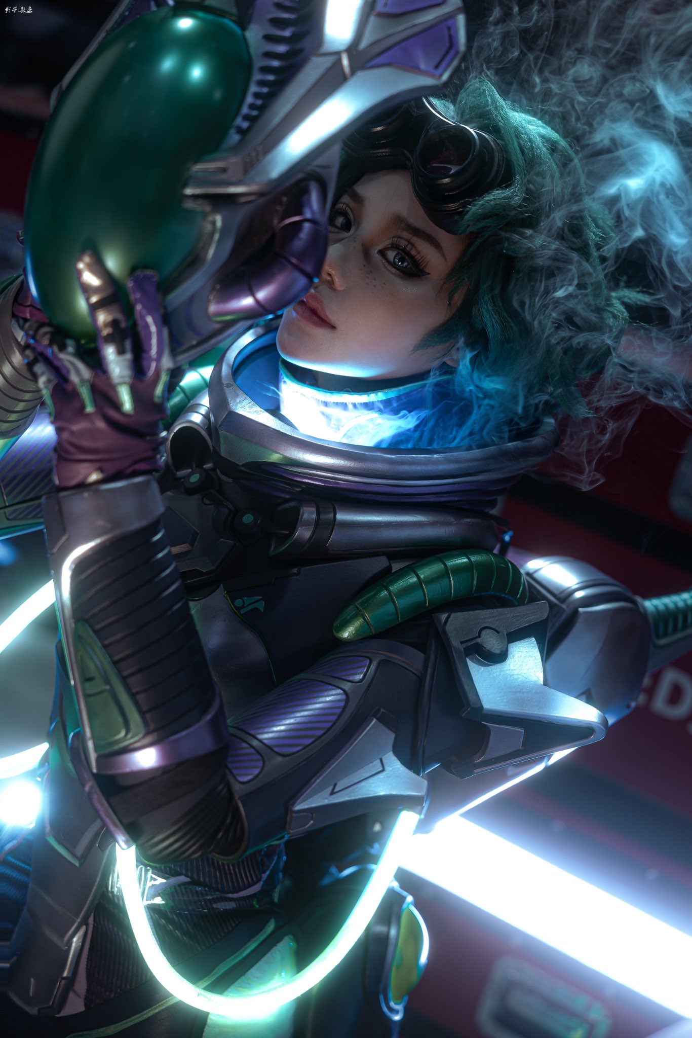 1girl, apex_legends, aqua_hair, black_eyeliner, blue_eyes, brood_mother_horizon, cable, chinese_commentary