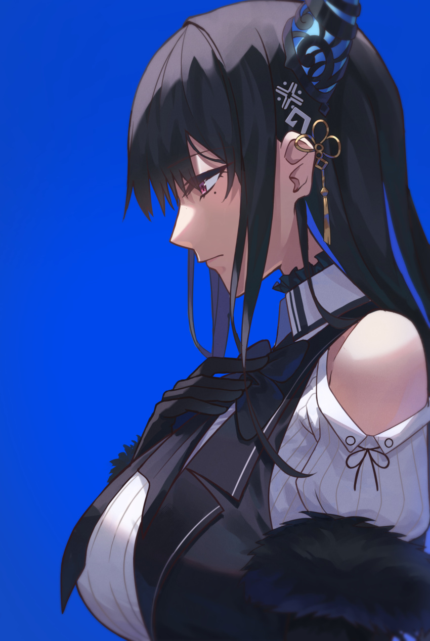 1girl, absurdres, asymmetrical_horns, bare_shoulders, black_hair, blue_hair, breasts, chantu_irasu, closed_mouth, colored_inner_hair, demon_horns, from_side, fur_trim, hair_ornament, highres, hololive, hololive_english, horns, large_breasts, long_hair, long_sleeves, looking_to_the_side, mole, mole_under_eye, multicolored_hair, nerissa_ravencroft, nerissa_ravencroft_(1st_costume), red_eyes, solo, two-tone_hair, uneven_horns, virtual_youtuber