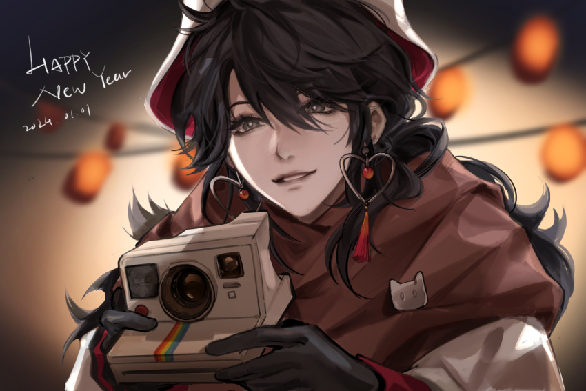 1girl, 2024, alternate_costume, black_eyes, black_gloves, black_hair, blurry, blurry_background, brown_scarf, camera, cat_ornament, chinese_commentary, commentary, dated, deren_(path_to_nowhere), earrings, gloves, happy_new_year, hat, heart, heart_earrings, highres, holding, holding_camera, jewelry, lantern, long_hair, looking_at_viewer, miaotae, paper_lantern, parted_lips, path_to_nowhere, polaroid_camera, scarf, smile, solo, tassel, tassel_earrings, two-sided_fabric, two-sided_headwear, upper_body, white_hat, winter_clothes