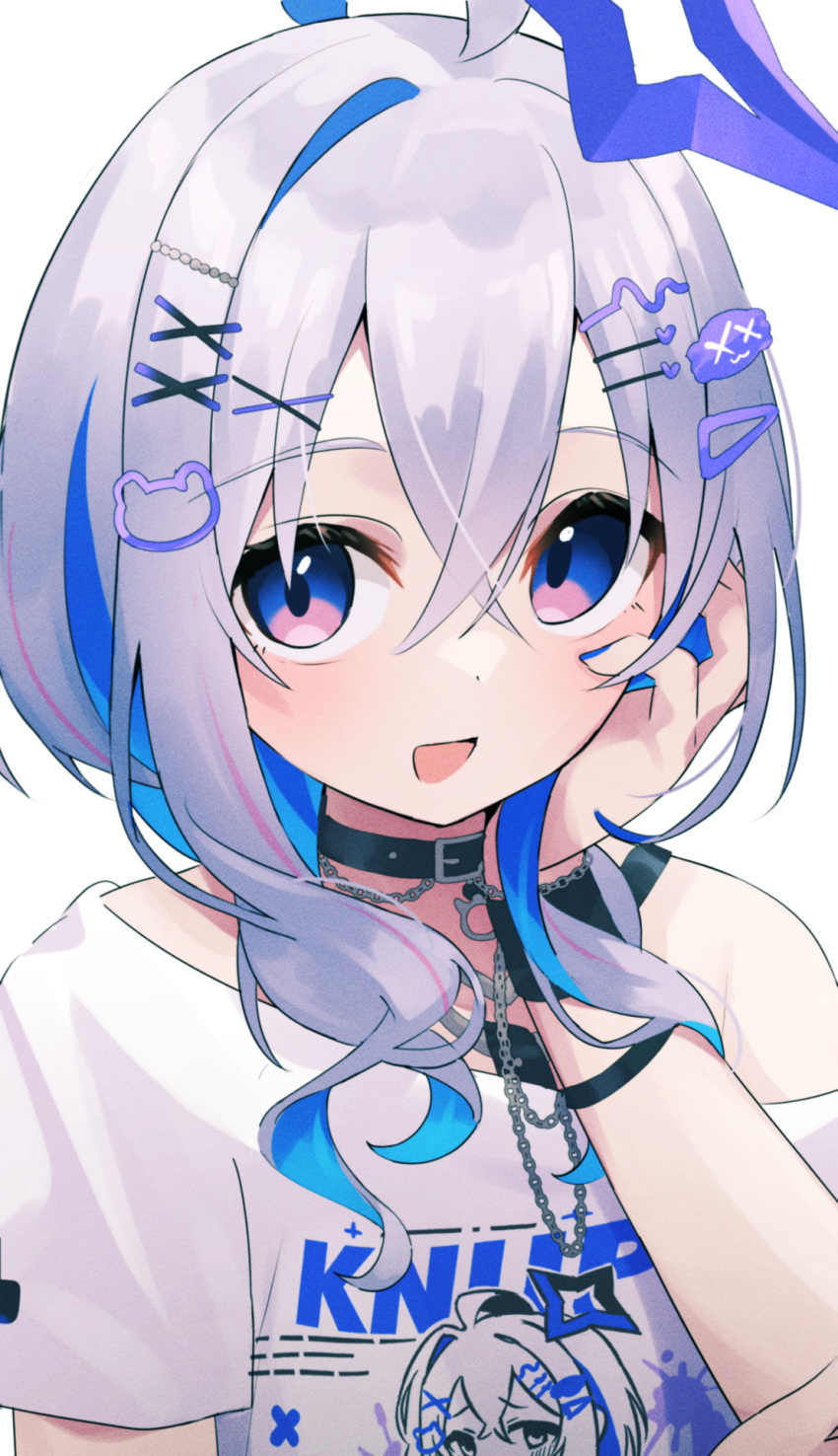 1girl, ahoge, amane_kanata, amane_kanata_(punk_rock), asymmetrical_hair, bear_hair_ornament, blue_hair, blue_halo, blush, character_print, colored_inner_hair, commentary, double-parted_bangs, fragir, grey_hair, hair_between_eyes, hair_ornament, hairclip, halo, hand_on_own_face, highres, hololive, looking_at_viewer, medium_hair, multicolored_hair, official_alternate_costume, official_alternate_hairstyle, open_mouth, pink_hair, print_shirt, punk, self_character_print, shirt, short_sleeves, sidelocks, simple_background, single_hair_intake, smile, solo, star_halo, streaked_hair, t-shirt, upper_body, violet_eyes, virtual_youtuber, white_background, white_shirt, white_t-shirt, x_hair_ornament