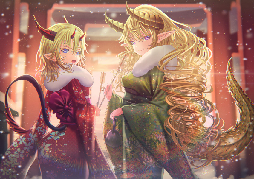 2girls, arrow_(projectile), backlighting, bag, bell, blonde_hair, bloom, blue_eyes, blurry, blurry_background, chinese_zodiac, closed_mouth, commentary_request, cowboy_shot, curly_hair, depth_of_field, dragon_girl, dragon_horns, dragon_tail, drill_hair, dusk, earrings, fang, fang_out, floral_print, from_behind, fur-trimmed_kimono, fur_trim, furisode, gold_horns, gold_tail, green_kimono, hamaya, highres, holding, holding_arrow, holding_bag, horns, japanese_clothes, jewelry, jingle_bell, kein_hasegawa, kimono, kinchaku, long_hair, long_pointy_ears, looking_at_viewer, looking_back, medium_hair, multiple_girls, multiple_horns, multiple_torii, new_year, open_mouth, original, outdoors, pointy_ears, pouch, red_horns, red_kimono, sidelocks, signature, slit_pupils, smile, snow, snowing, standing, sunset, tail, tail_through_clothes, torii, very_long_hair, violet_eyes, wavy_hair, wide_sleeves, year_of_the_dragon, yellow_horns, yellow_tail