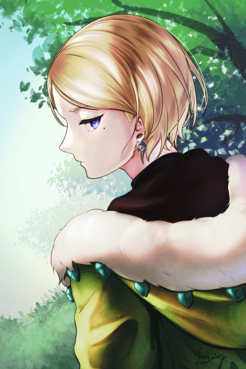 1boy, black_shirt, blonde_hair, blue_eyes, coat, earrings, elf33love, from_behind, from_side, fur-trimmed_coat, fur_trim, half-closed_eyes, highres, hood, hood_down, jewelry, kirjonen, outdoors, profile, sekaiju_no_meikyuu, sekaiju_no_meikyuu_4, shirt, solo, tree