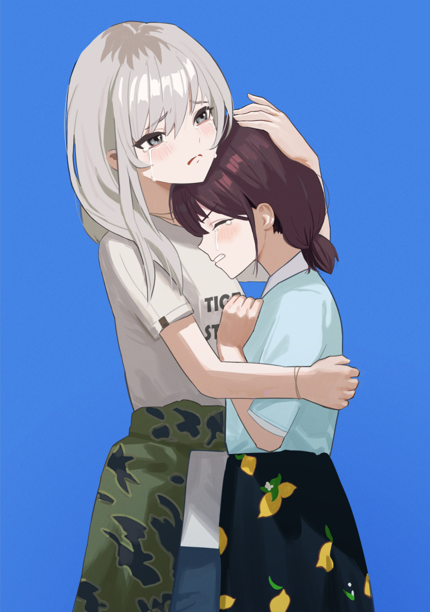 2girls, bei_chelun_de_daquan_yangcong_anakin, black_skirt, blue_background, blue_shirt, blush, bracelet, brown_hair