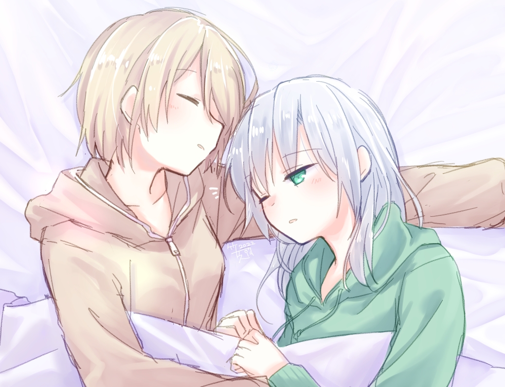 2girls, bed_sheet, blonde_hair, blush, green_eyes, grey_hair, hair_over_one_eye, heaven_burns_red