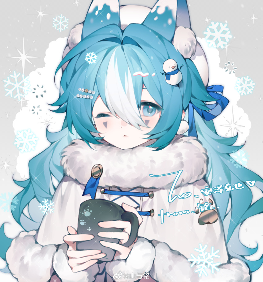 1girl, animal_ear_fluff, animal_ears, badge, beads, beret, blue_eyes, blue_hair, capelet, chinese_commentary, closed_mouth, collared_capelet, commentary_request, commission, cup, expressionless, eyelashes, fur-trimmed_capelet, fur_cuffs, fur_trim, grey_background, hair_beads, hair_between_eyes, hair_ornament, hairclip, hat, high_collar, highres, holding, holding_cup, light_blush, looking_at_viewer, marking_on_cheek, mug, multicolored_hair, one_eye_closed, original, rabbit_ears, shanyu_ming, simple_background, snowing, snowman_hair_ornament, solo, sparkle, streaked_hair, upper_body, weibo_watermark, white_capelet, white_hair, white_hat, white_wrist_cuffs, wrist_cuffs