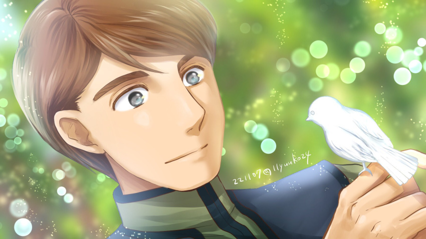 1boy, animal_on_head, artist_name, bird, bird_on_head, blurry, blurry_background, bokeh, brown_hair, damuel_(honzuki_no_gekokujou), dated, depth_of_field, green_background, grey_eyes, hand_up, highres, honzuki_no_gekokujou, looking_at_animal, male_focus, on_head, outdoors, short_hair, solo, yuuko24