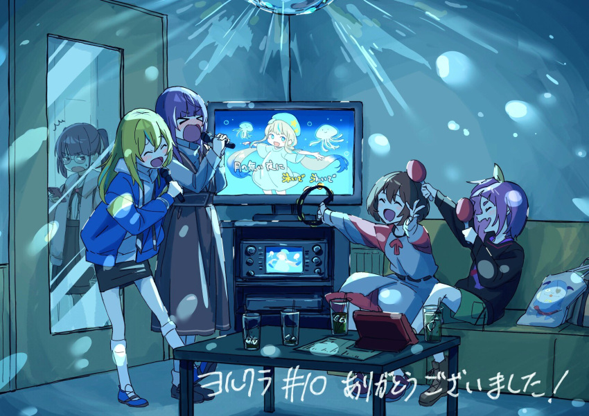>_<, 5girls, ^_^, aqua_hair, black_bow, black_bowtie, black_footwear, black_shirt