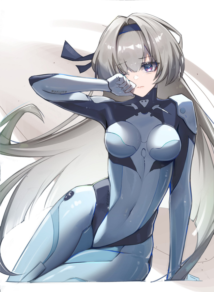1girl, arm_up, black_hairband, bodysuit, breasts, firefly_(ar-26710)_(honkai:_star_rail), firefly_(honkai:_star_rail), floating_hair, grey_bodysuit, grey_hair, hair_between_eyes, hair_ornament, hairband, highres, honkai:_star_rail, honkai_(series), long_hair, looking_at_viewer, medium_breasts, miraeearim, official_alternate_costume, one_eye_closed, pilot_suit, simple_background, two-tone_eyes