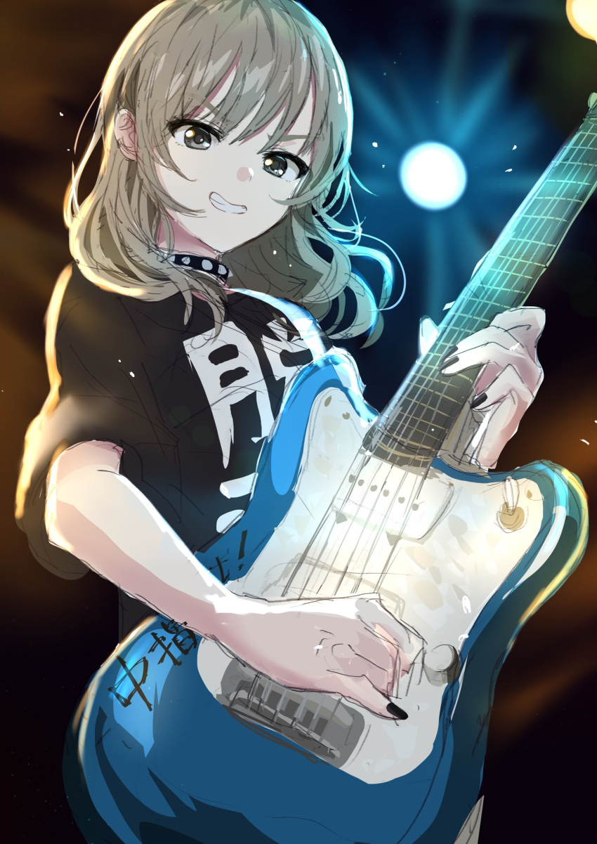 1girl, black_nails, black_shirt, collar, commentary, electric_guitar, girls_band_cry, grey_eyes, grey_hair, guitar, hashtag-only_commentary, highres, instrument, kawaragi_momoka, long_hair, multicolored_hair, parted_lips, playing_guitar, psychederhythm_psychomaster, roots_(hair), rusan_(lllruton), shikai_no_sumi_kuchiru_oto, shirt, short_sleeves, smile, solo, studded_collar, upper_body