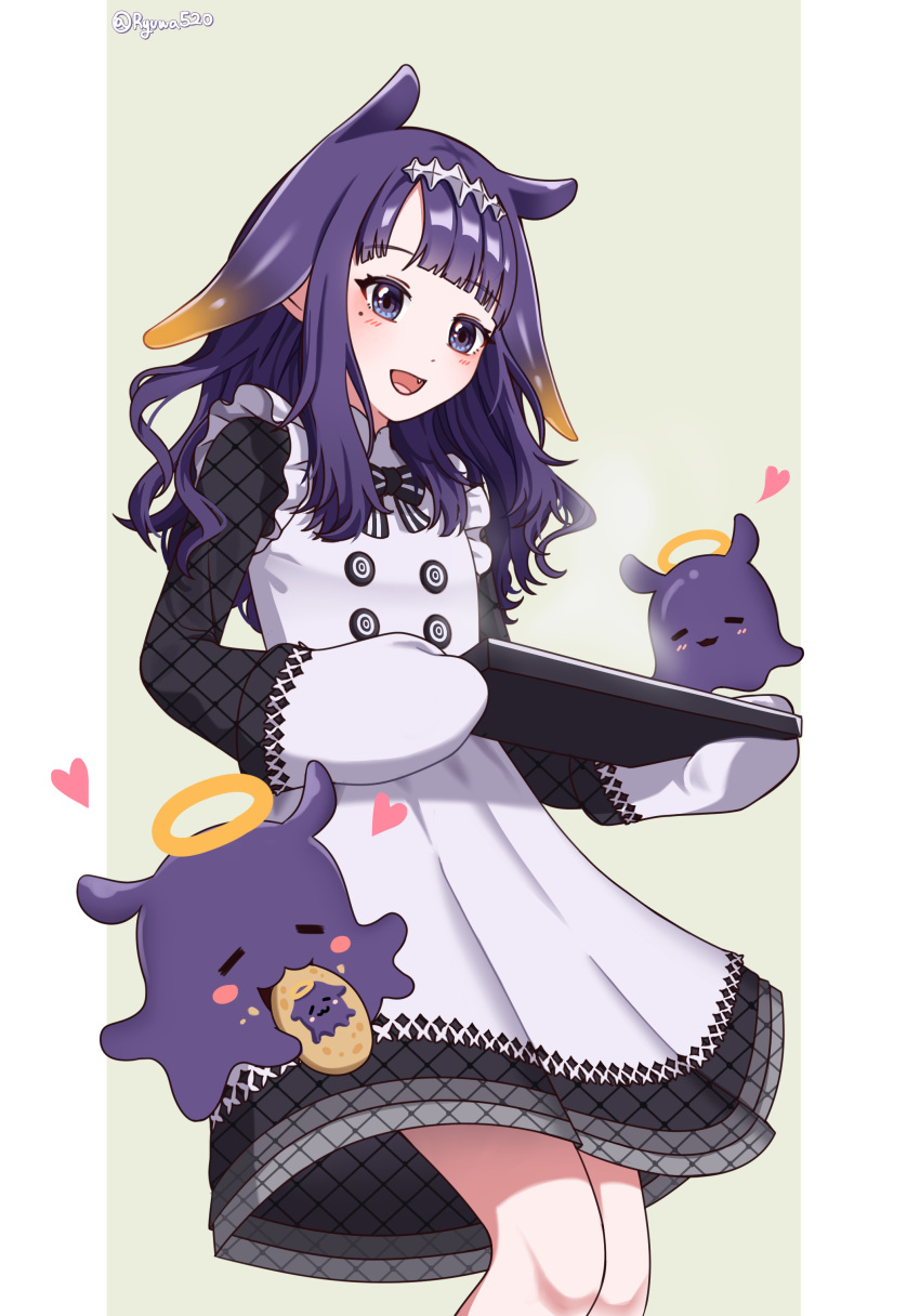 1girl, 2others, :d, absurdres, anastry_00, apron, black_dress, blunt_bangs, blush, commentary, cookie, cowboy_shot, dress, eating, english_commentary, fang, floating, food, frilled_apron, frills, gradient_hair, green_background, headpiece, heart, highres, holding, holding_tray, hololive, hololive_english, long_sleeves, medium_hair, mittens, multicolored_hair, multiple_others, ninomae_ina'nis, ninomae_ina'nis_(pastry_chef), open_mouth, orange_hair, outside_border, oven_mitts, pillarboxed, purple_hair, simple_background, smile, solo, steam, takodachi_(ninomae_ina'nis), tentacle_hair, tray, twitter_username, violet_eyes, virtual_youtuber, white_apron, white_mittens