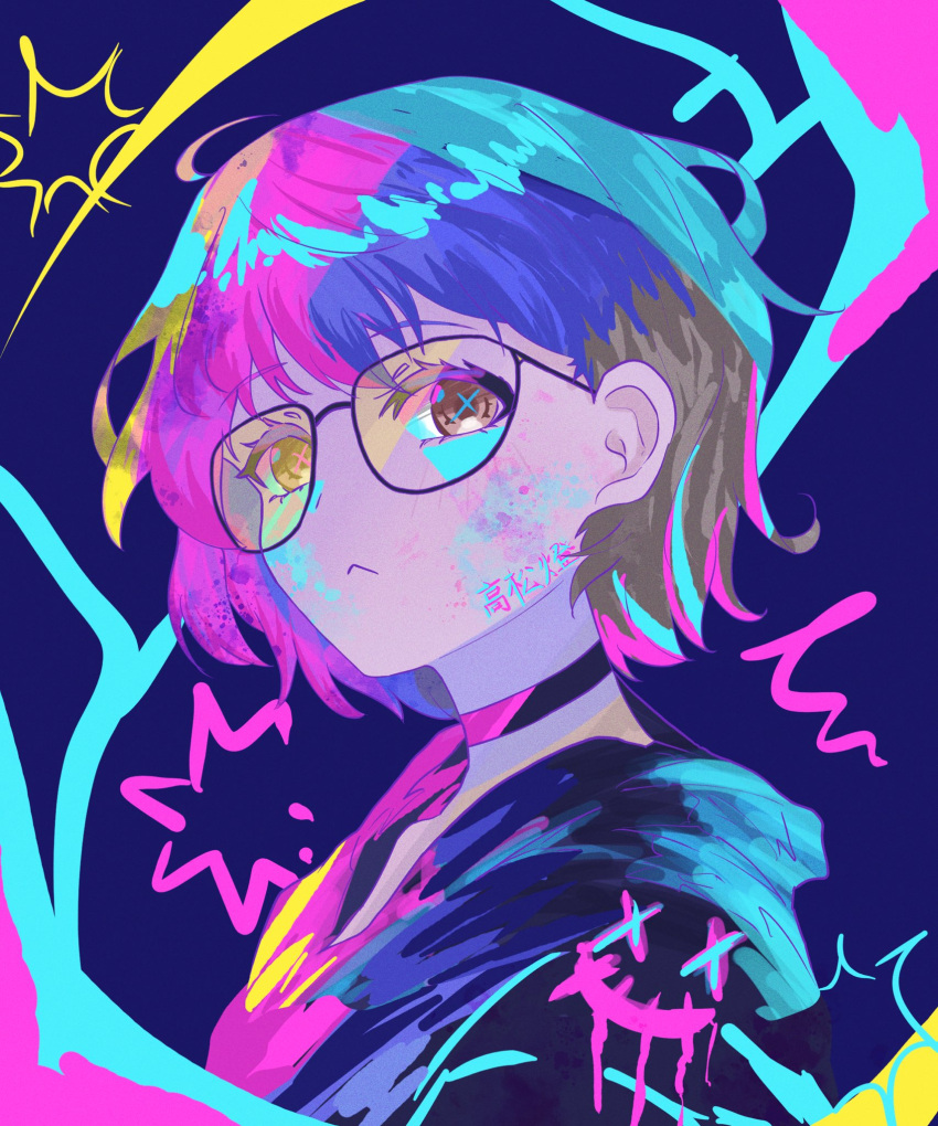 1girl, :<, bang_dream!, bang_dream!_it's_mygo!!!!!, black_choker, black_hoodie, blue_background, brown_eyes, brown_hair, choker, closed_mouth, commentary, glasses, highres, hood, hoodie, looking_at_viewer, paint_splatter, paint_splatter_on_face, short_hair, solo, ssami, symbol-shaped_pupils, takamatsu_tomori, translation_request, upper_body, x-shaped_pupils