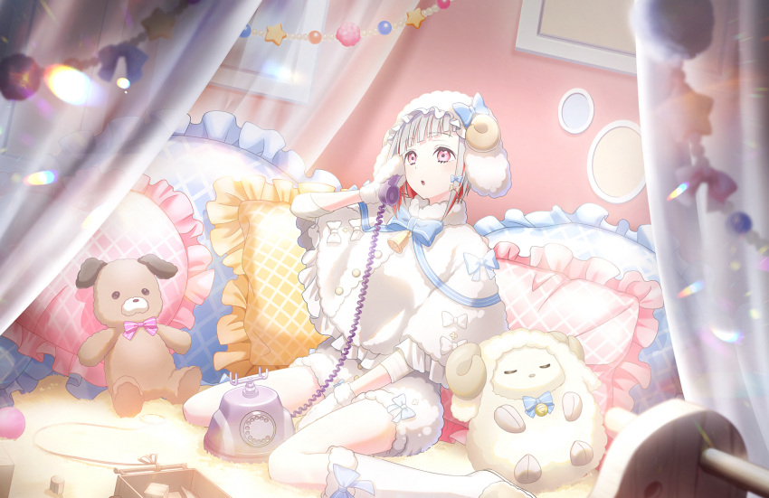 1girl, :o, antique_phone, arm_up, blue_bow, blue_bowtie, bow, bowtie, capelet, colored_inner_hair, corded_phone, cotton=utopia_(love_live!), diagonal_bangs, frilled_capelet, frilled_hat, frilled_pillow, frills, fur-trimmed_capelet, fur-trimmed_socks, fur_gloves, fur_trim, game_cg, gloves, grey_hair, hat, highres, kneehighs, link!_like!_love_live!, love_live!, multicolored_hair, official_art, on_bed, open_mouth, phone, pillow, pink_eyes, redhead, rotary_phone, short_hair, shorts, sitting, sleeves_past_elbows, socks, solo, streaked_hair, stuffed_animal, stuffed_dog, stuffed_sheep, stuffed_toy, talking_on_phone, third-party_source, virtual_youtuber, wariza, white_capelet, white_gloves, white_hat, white_shorts, white_socks, yugiri_tsuzuri