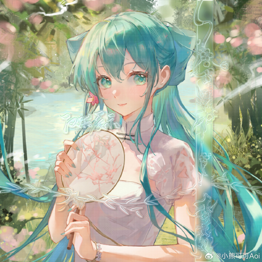 1girl, bamboo, china_dress, chinese_clothes, cleavage_cutout, clothing_cutout, commission, dress, flower, grass, green_eyes, green_hair, green_nails, hair_flower, hair_ornament, hands_up, hatsune_miku, highres, long_hair, looking_at_viewer, official_alternate_costume, official_alternate_hairstyle, outdoors, pink_flower, shaohua_hatsune_miku, short_sleeves, smile, solo, transparent_fan, tuanshan, upper_body, very_long_hair, vocaloid, water, watermark, weibo_logo, weibo_watermark, white_dress, xiao_xiong_keke_aoi