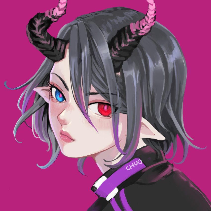 1girl, black_horns, black_shirt, blue_eyes, chinese_commentary, closed_mouth, colored_tips, commentary_request, demon_horns, expressionless, eyelashes, grey_hair, hair_between_eyes, heterochromia, highres, horns, light_blush, lipstick, mabinogi, makeup, multicolored_hair, pink_background, pink_lips, pink_pupils, player_character_(mabinogi), pointy_ears, purple_hair, qingtian_chuochuo, red_eyes, shirt, short_hair, simple_background, solo, turtleneck, turtleneck_shirt, upper_body