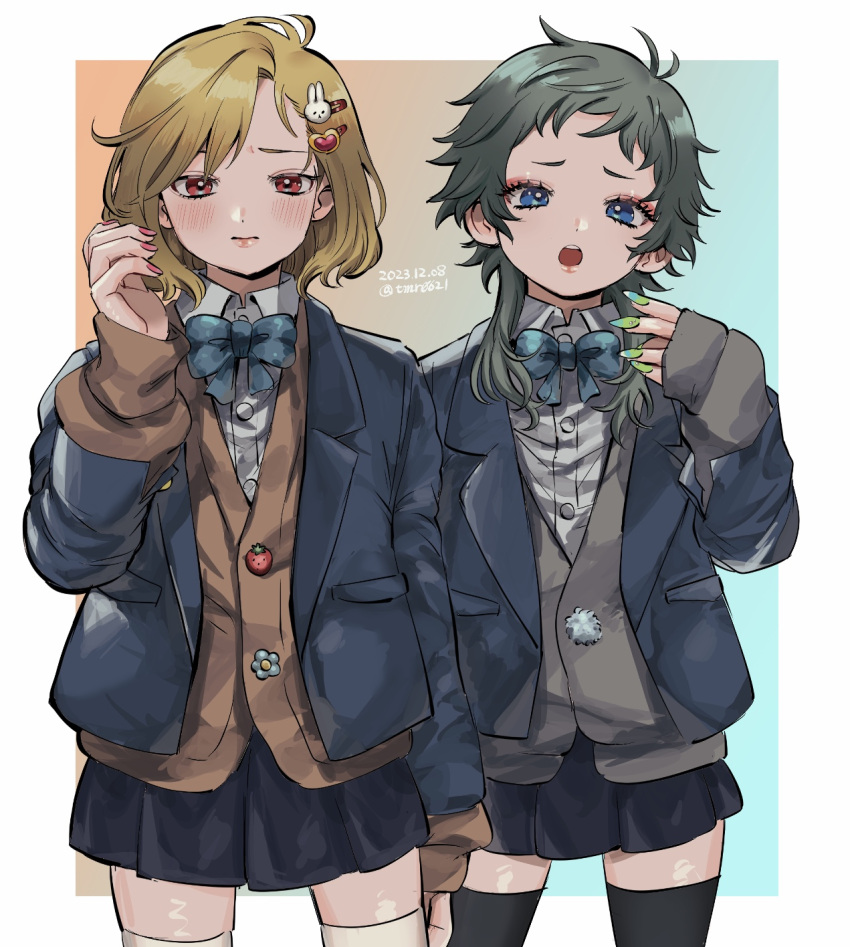 2others, alternate_costume, androgynous, antenna_hair, blonde_hair, blue_eyes, gnosia, green_hair, hair_between_eyes, hair_ornament, hairclip, highres, long_sleeves, looking_at_viewer, multiple_others, nail_polish, other_focus, raqio, red_eyes, school_uniform, setsu_(gnosia), short_hair, simple_background, skirt, tmr0621