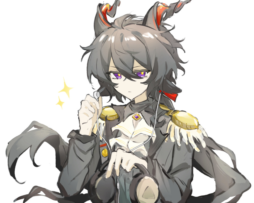1boy, arknights, ascot, black_hair, brooch, closed_mouth, collared_shirt, commentary, diamond-shaped_brooch, earphones, earphones, ebenholz_(arknights), epaulettes, grey_jacket, grey_shirt, hair_ribbon, highres, horns, jacket, jewelry, jiekuijiangshadaonijiamenkou, long_hair, male_focus, open_clothes, open_jacket, red_ribbon, ribbon, shirt, simple_background, solo, sparkle, symbol-only_commentary, upper_body, violet_eyes, white_ascot, white_background, yellow_pupils